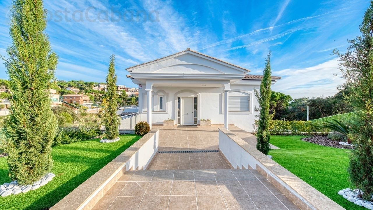 Holiday villas Costa Brava Spain - Villa Madison - Entrance