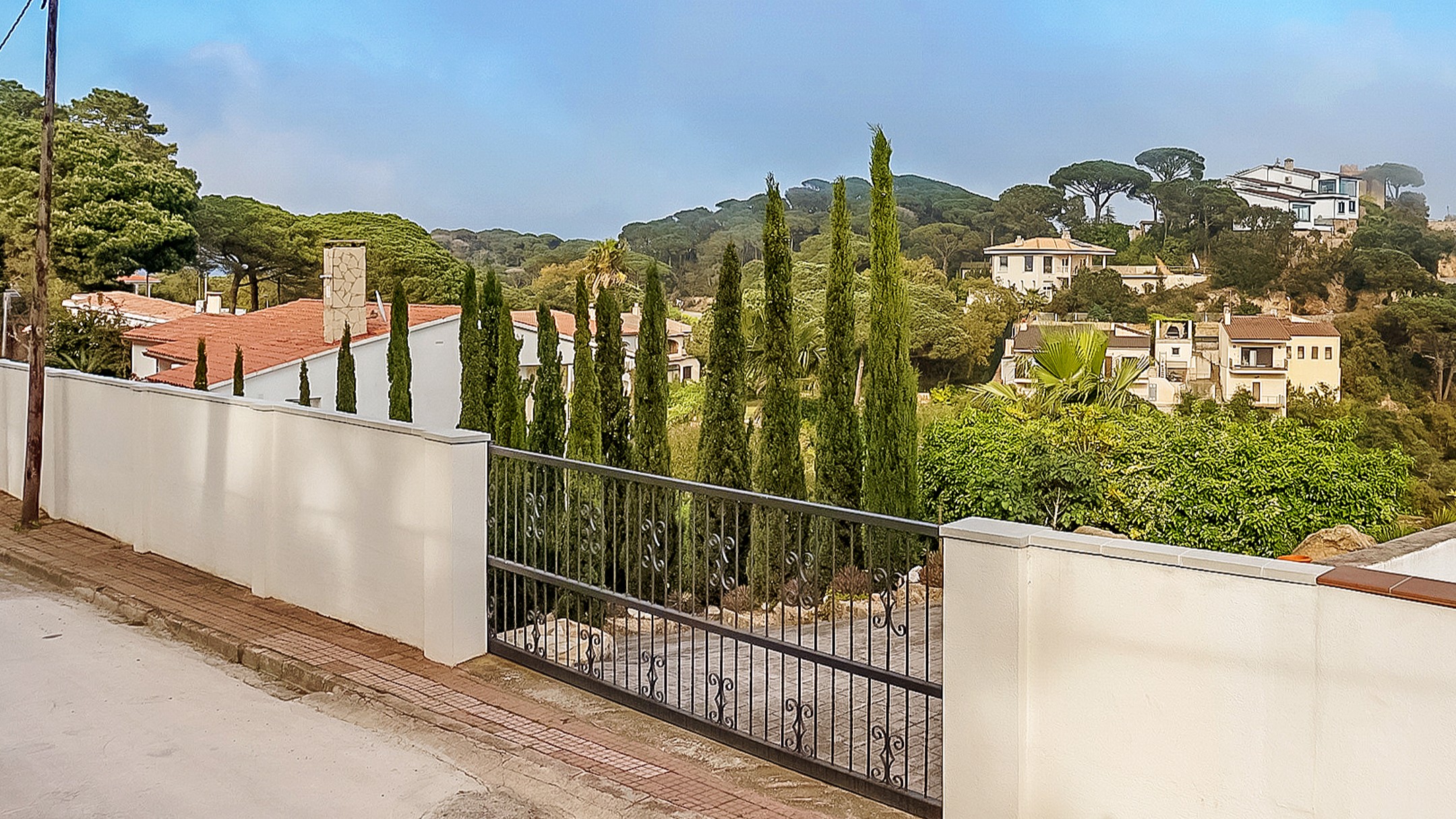 Holiday villas Costa Brava Spain - Villa Tropicana - Driveway