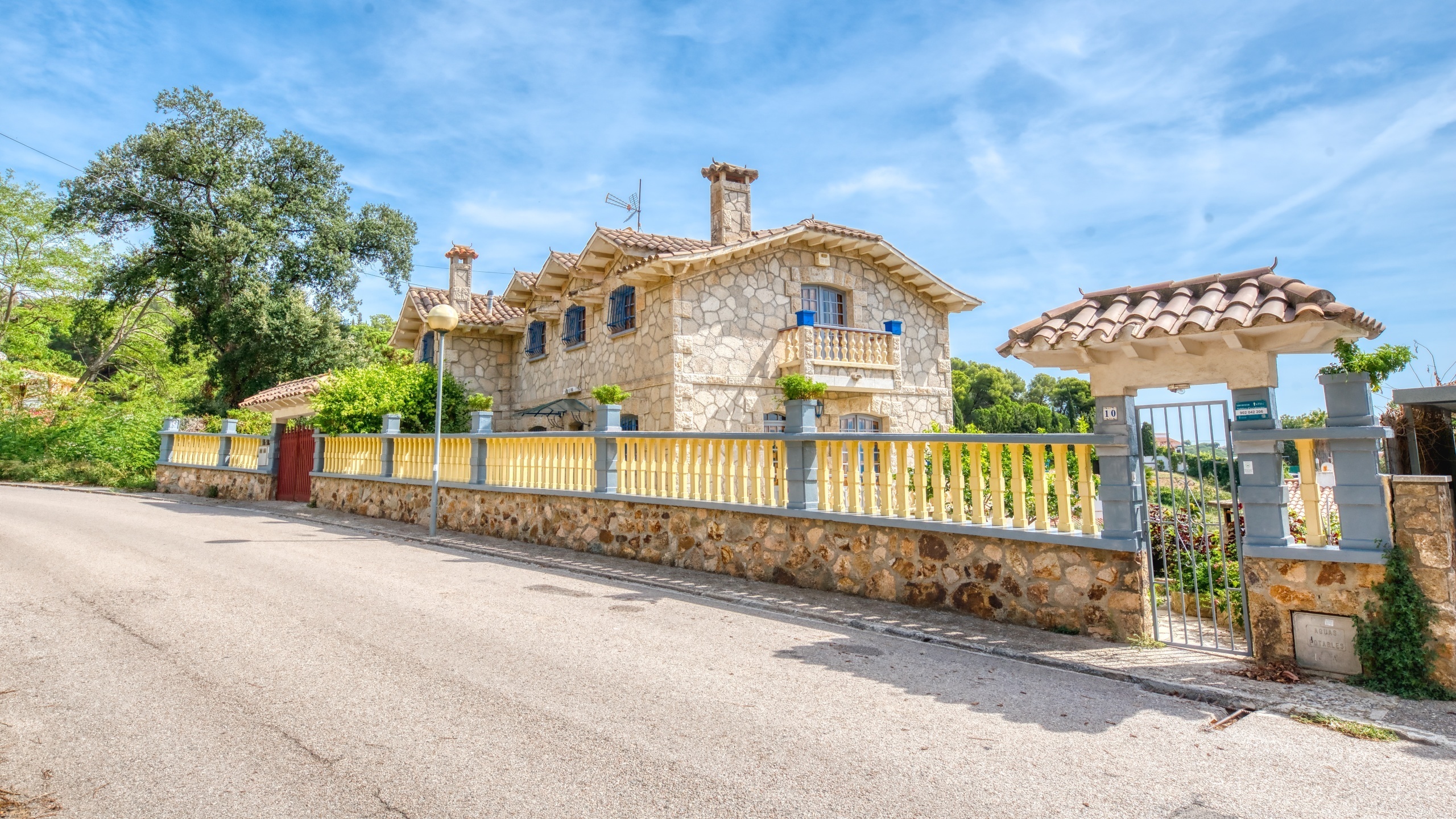 Holiday villas Costa Brava Spain - Villa Janet - Street view arrival at property