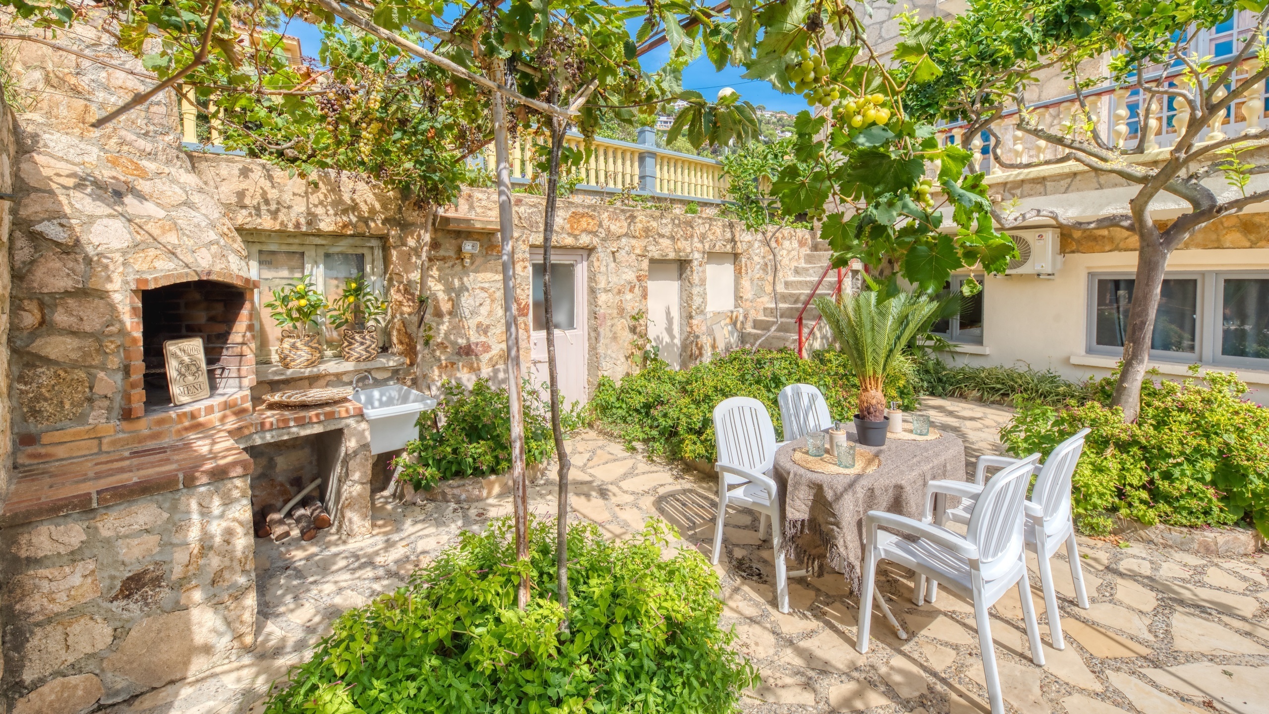Holiday villas Costa Brava Spain - Villa Janet - BBQ Area