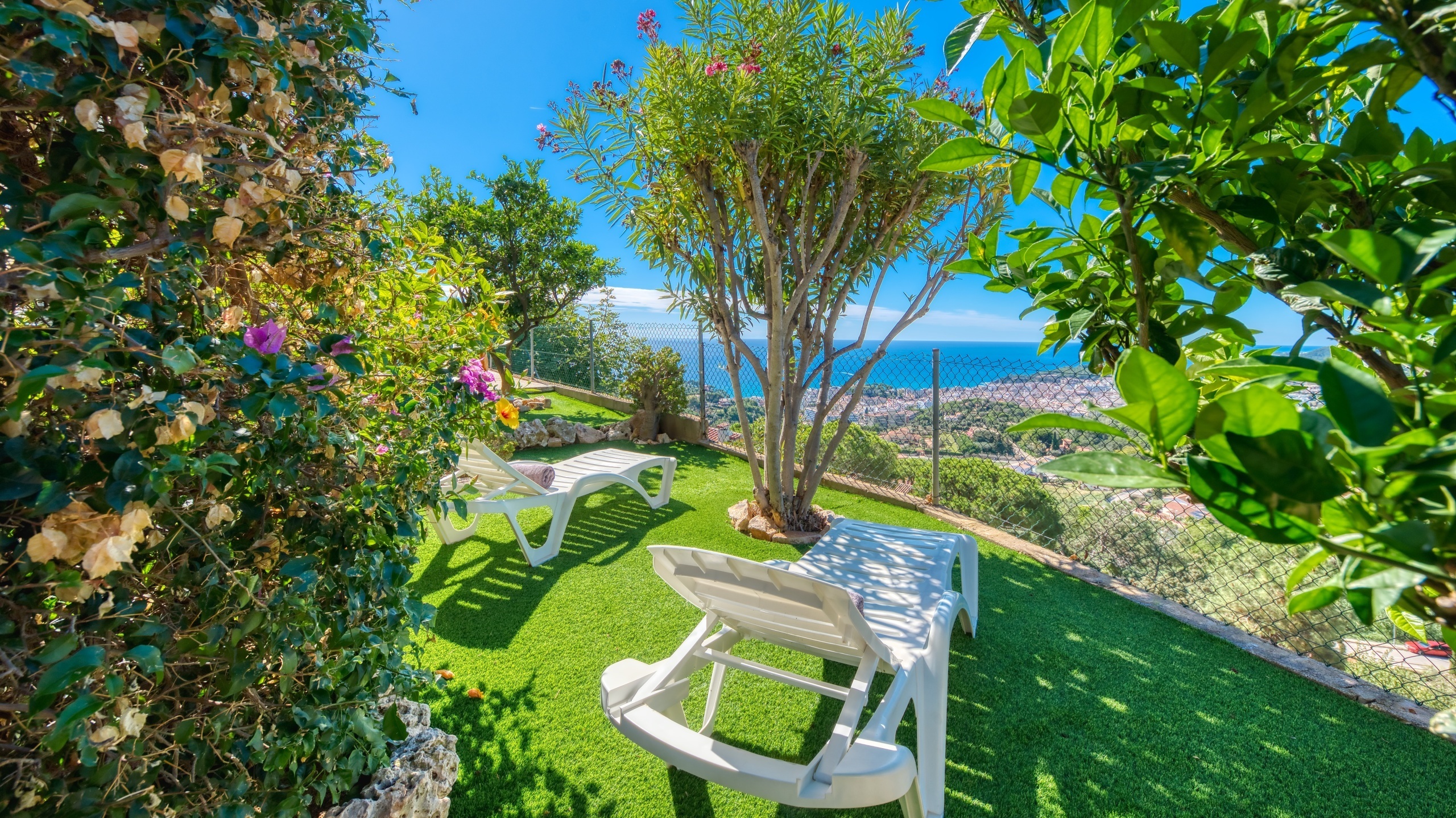 Holiday villas Costa Brava Spain - Villa Teresa - Sunbeds