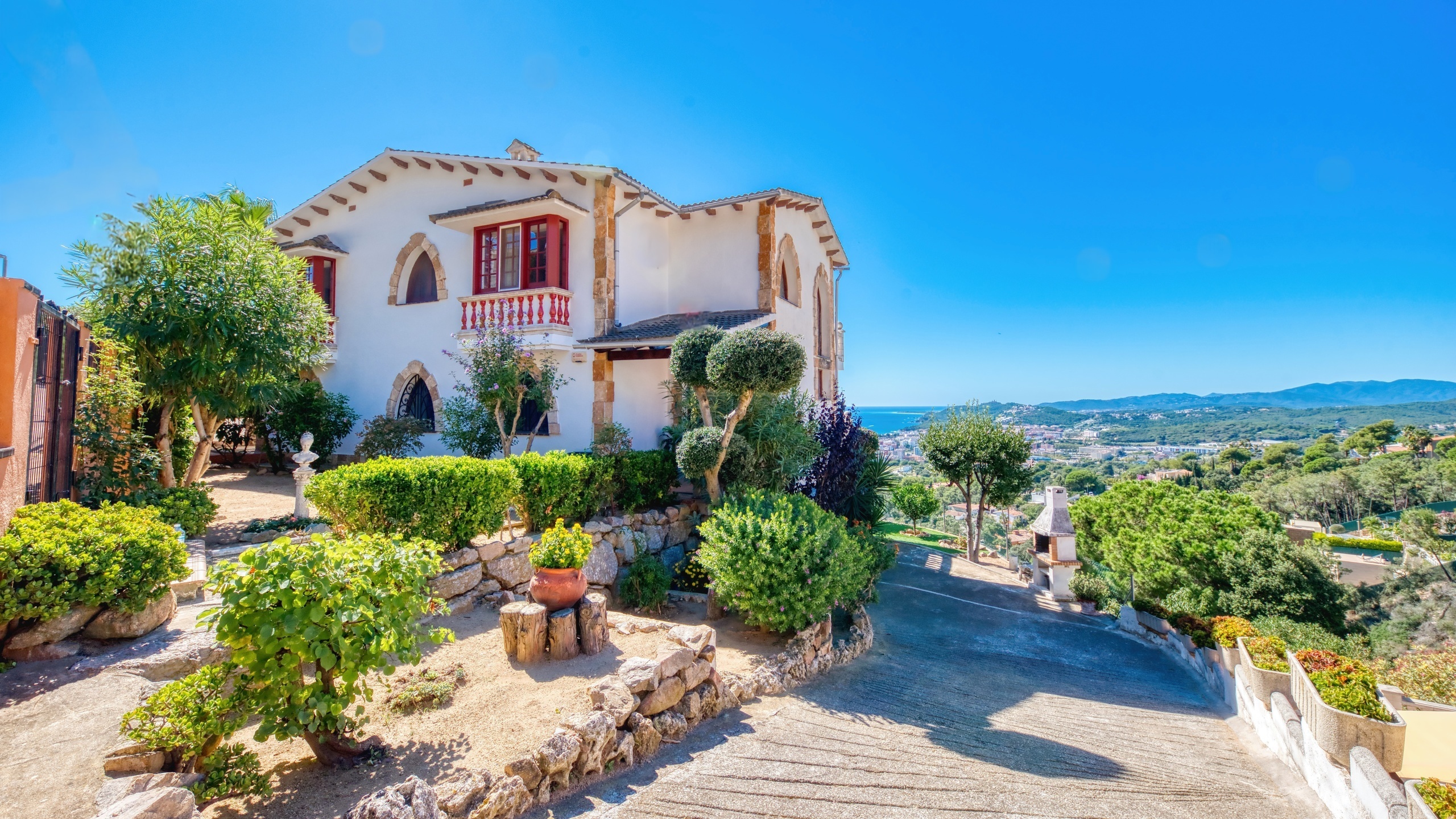 Holiday villas Costa Brava Spain - Villa Teresa - Street view arrival at property