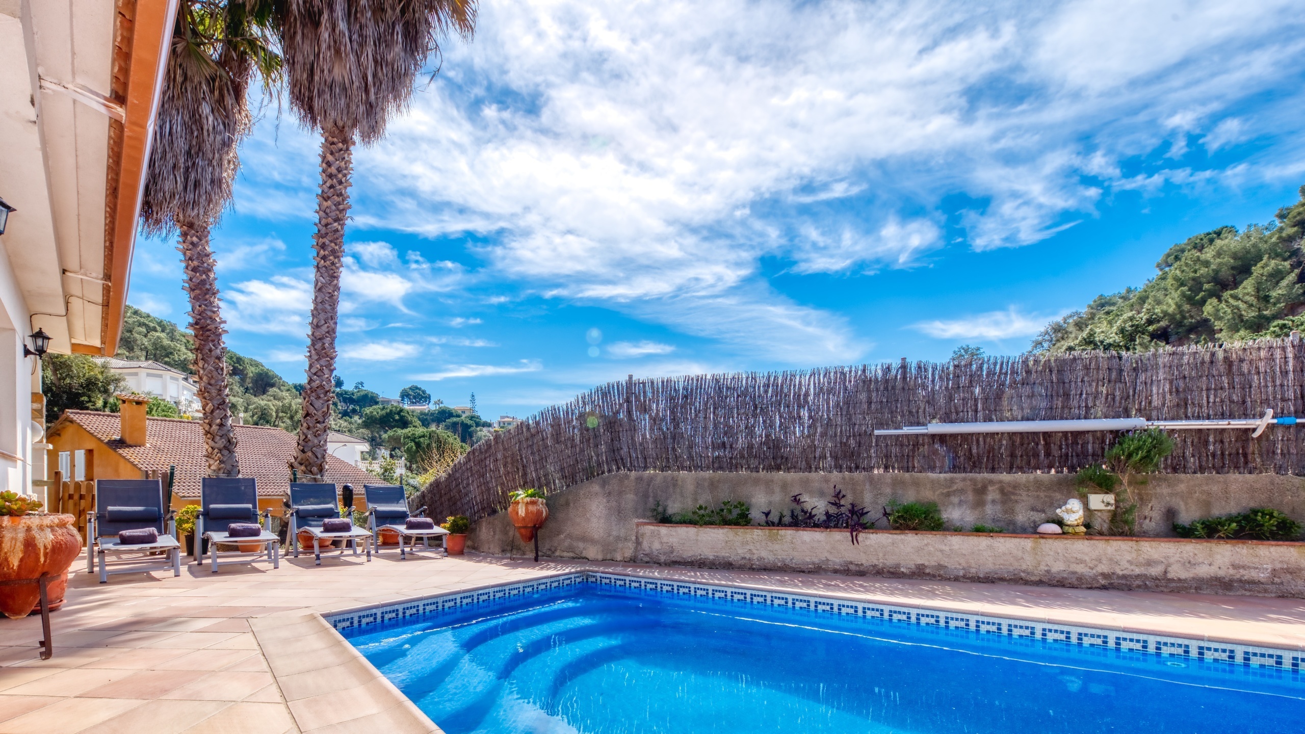Holiday villas Costa Brava Spain - Villa Valeria - Sunbeds