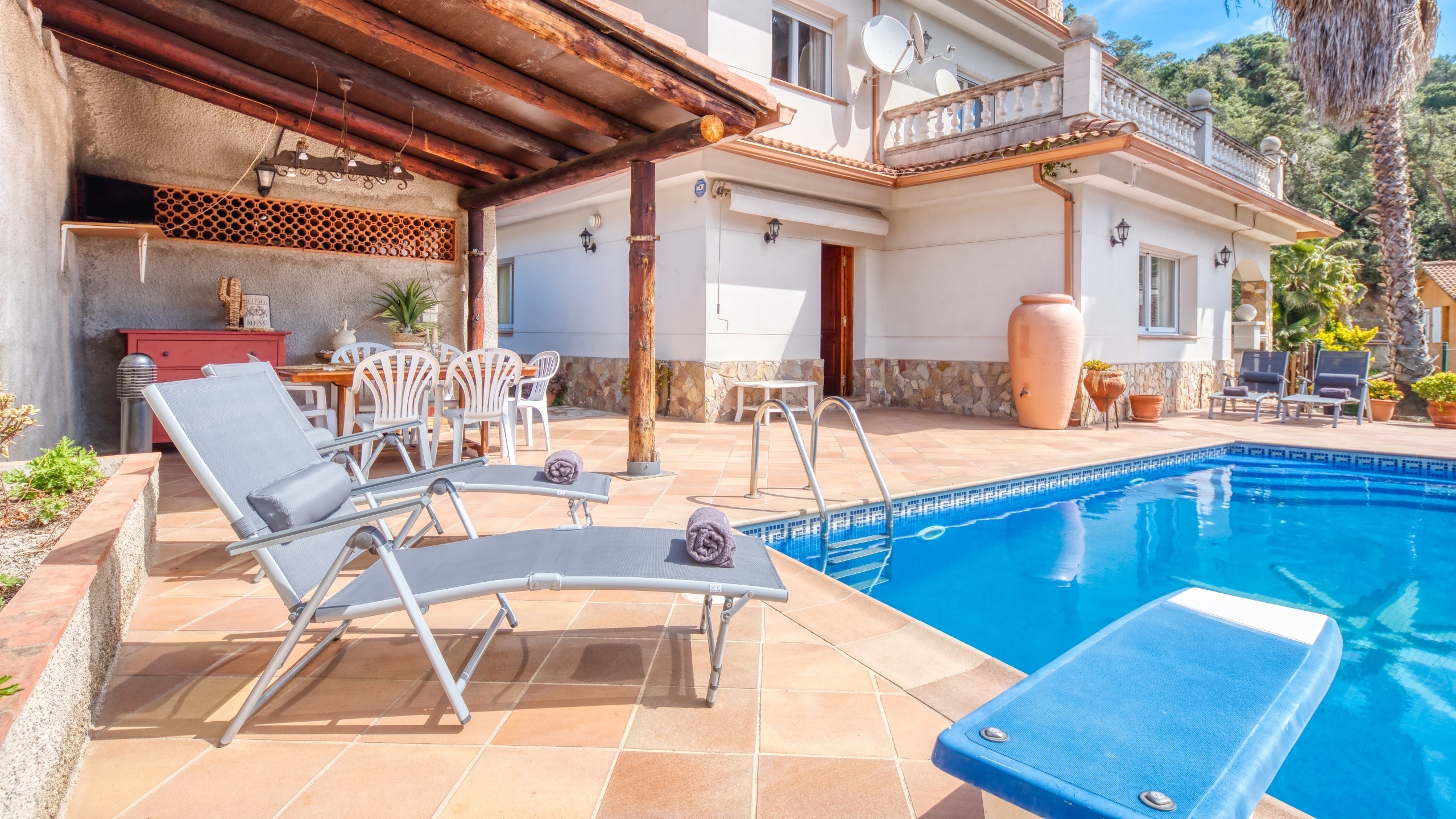 Holiday villas Costa Brava Spain - Villa Valeria - Sunbeds