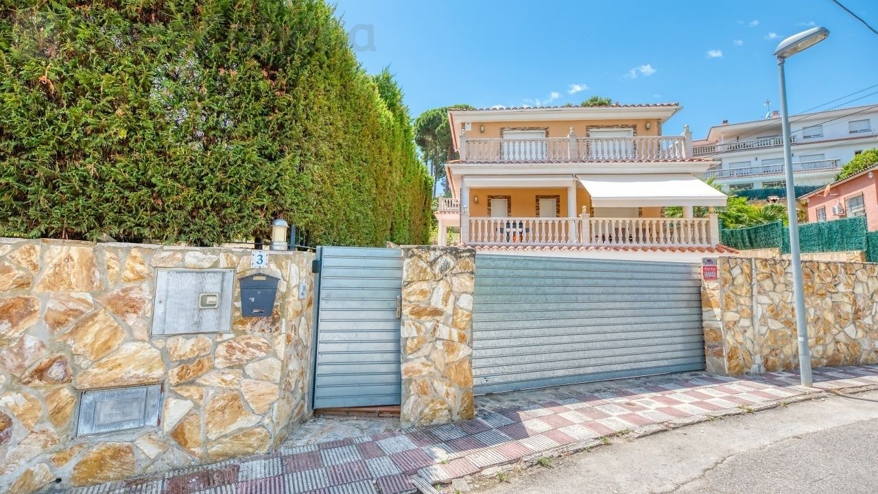 Villas de vacaciones Costa Brava España - Villa Primavera - Llegada a la propiedad con vista a la calle