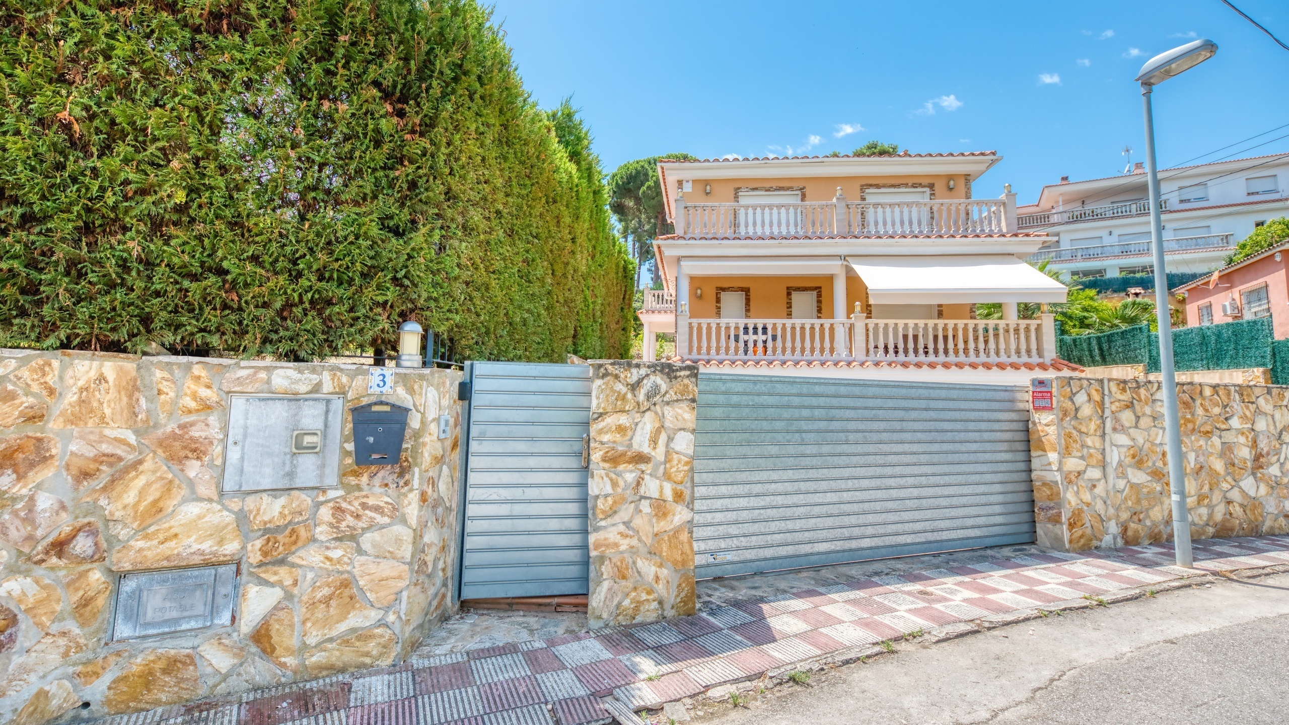 Holiday villas Costa Brava Spain - Villa Primavera - Street view arrival at property