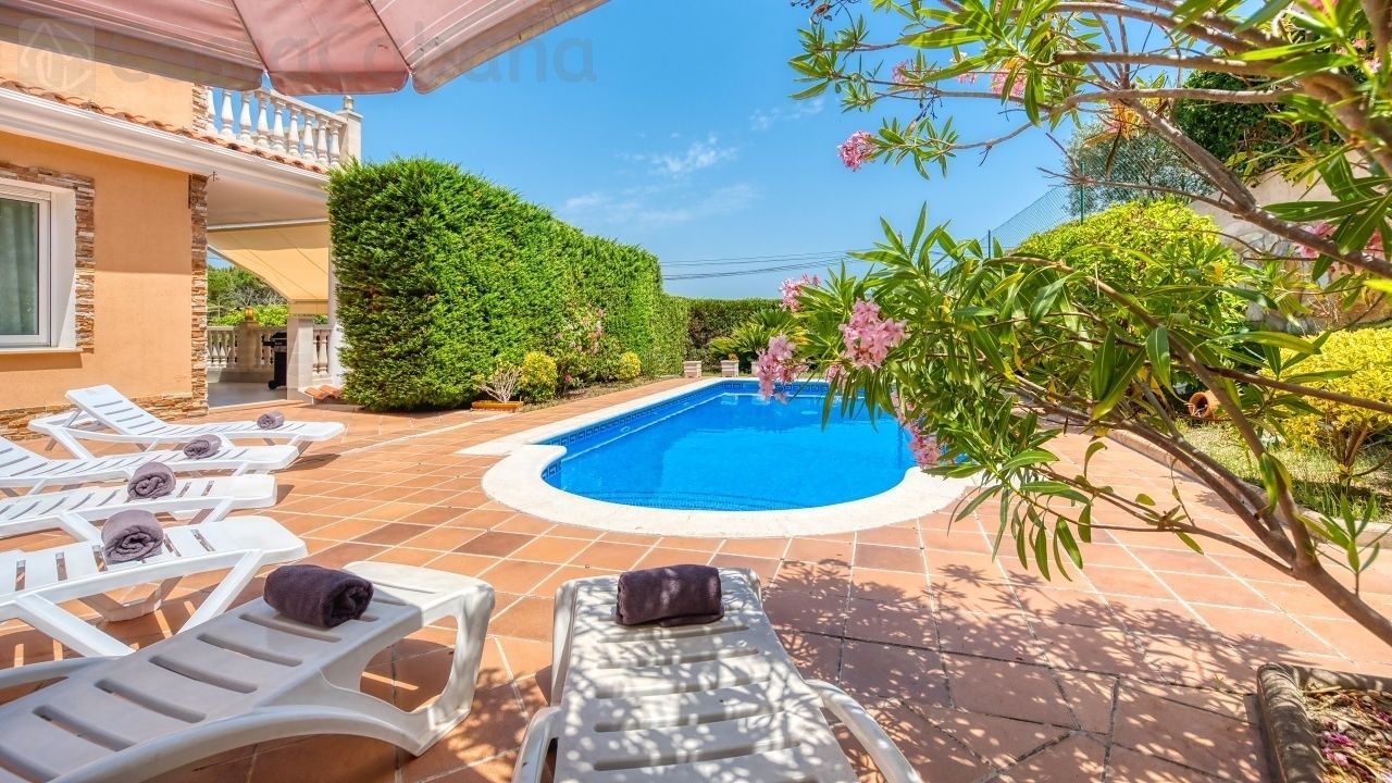 Holiday villas - Costa Brava - Spain - Villa Primavera - Sunbeds