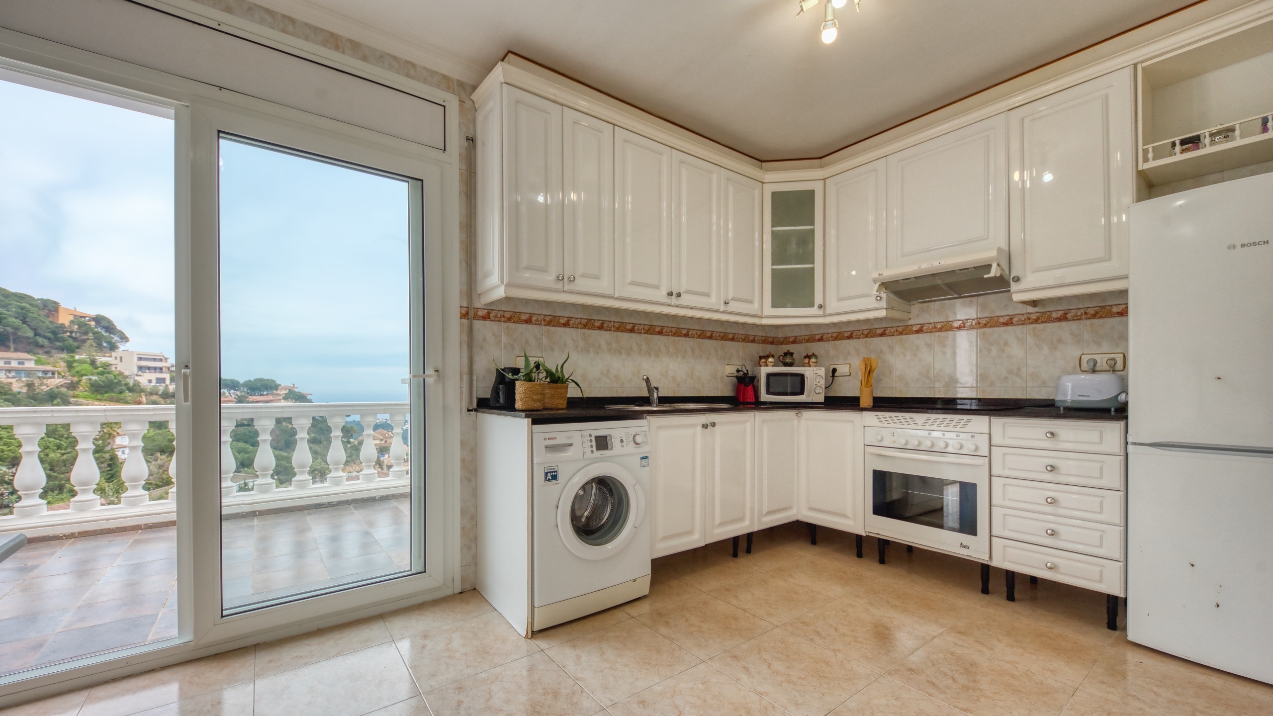 Holiday villas Costa Brava Spain - Villa Sunrise - Kitchen
