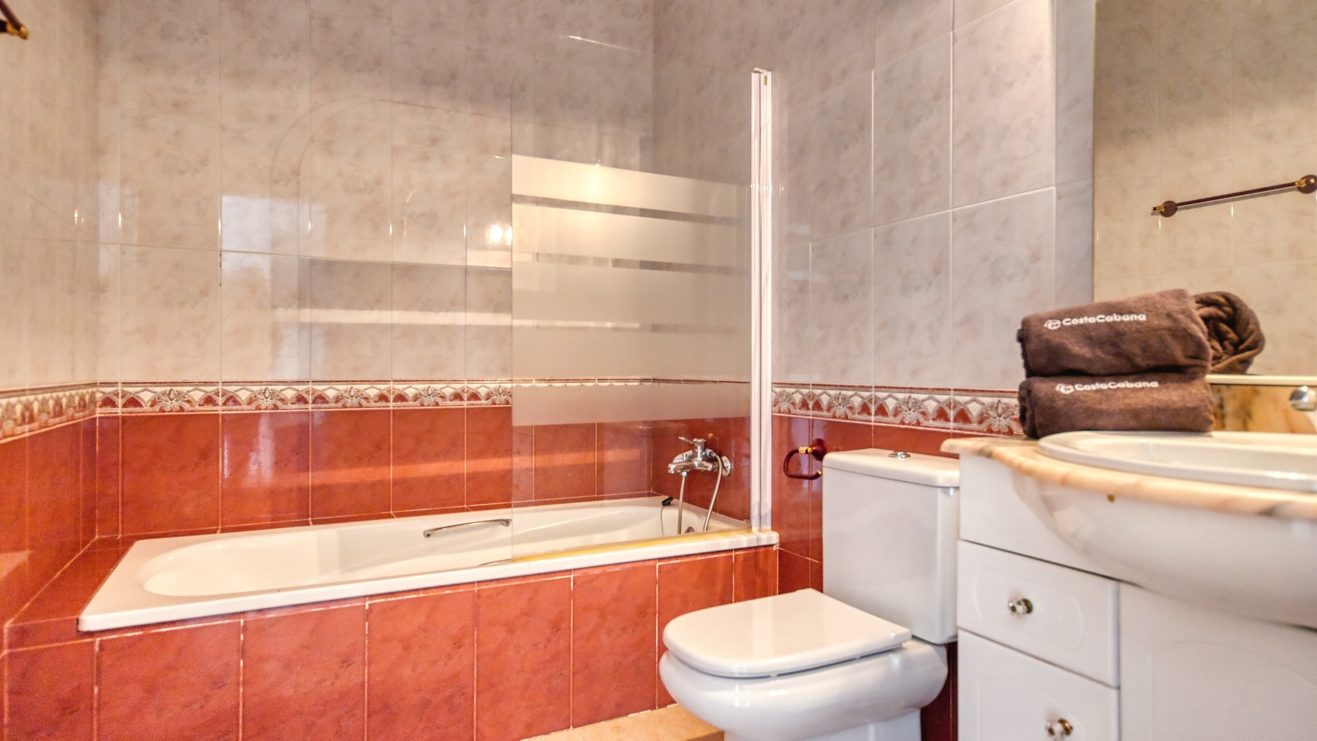 Holiday villas Costa Brava Spain - Villa Sunrise - En-suite bathroom 