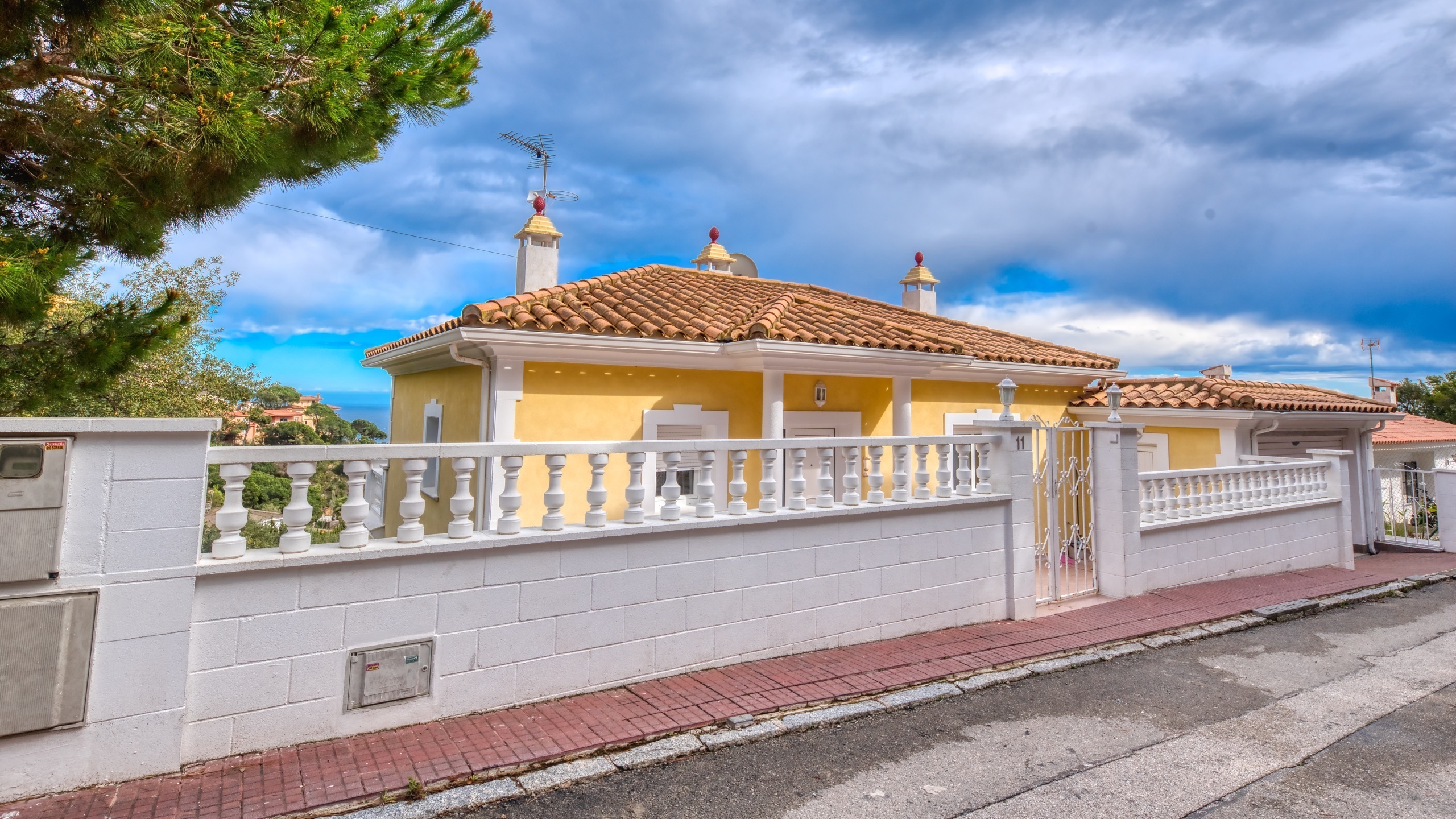 Holiday villas Costa Brava Spain - Villa Sunrise - Street view arrival at property