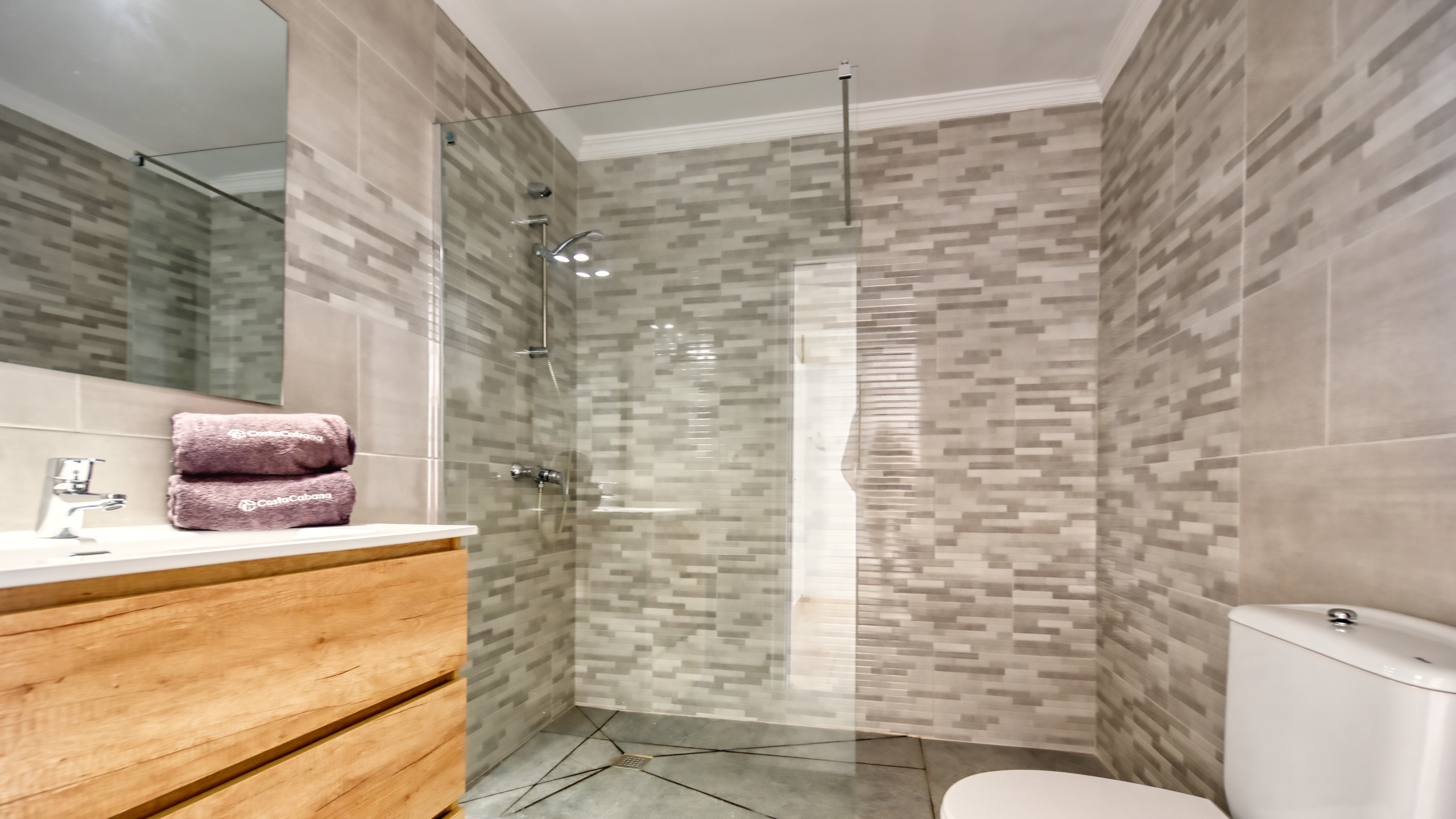 Holiday villas Costa Brava Spain - Villa Sunrise - En-suite bathroom 