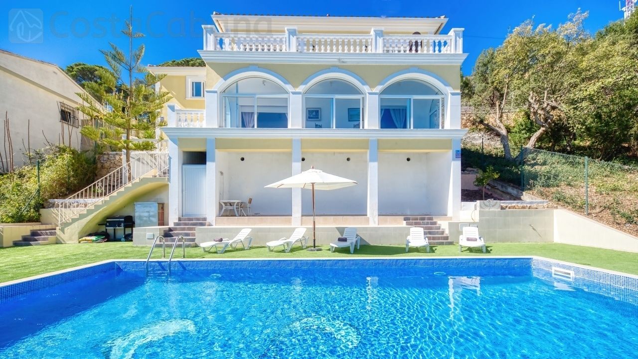 Holiday villas Costa Brava Spain - Villa Sunrise - Swimming pool