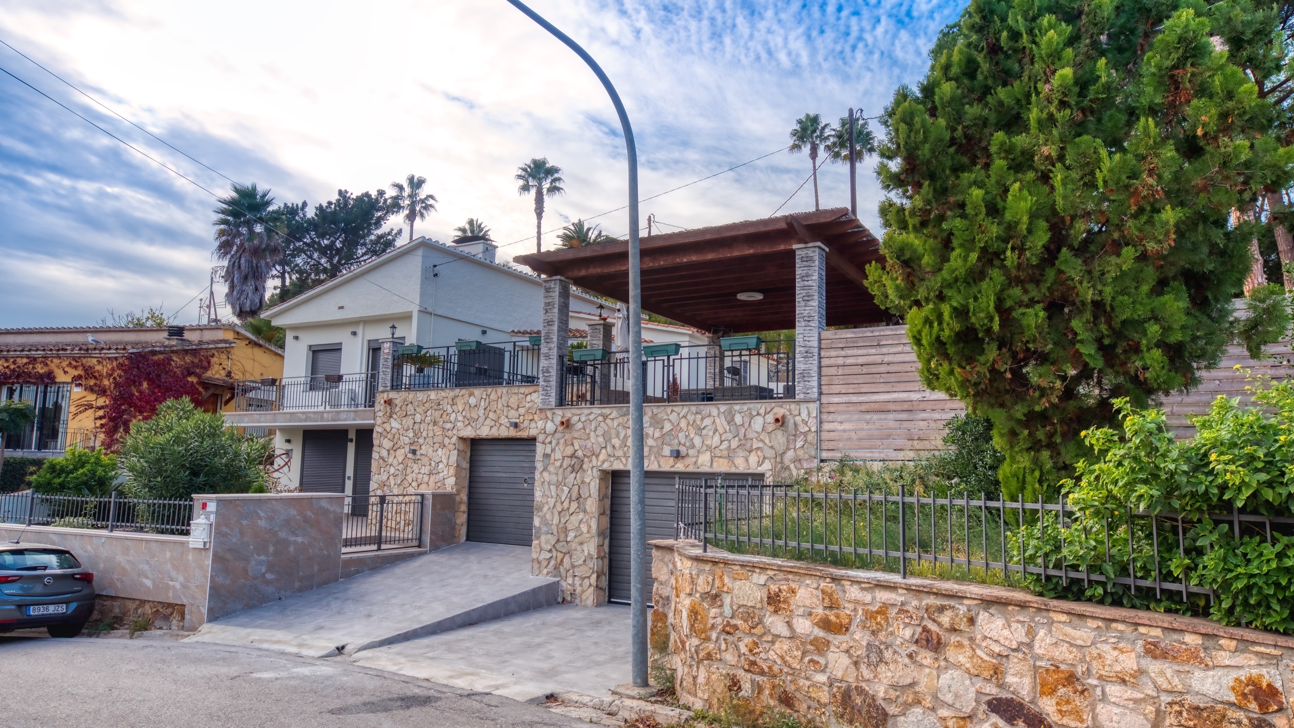 Holiday villas Costa Brava Spain - Villa Palmera - Street view arrival at property