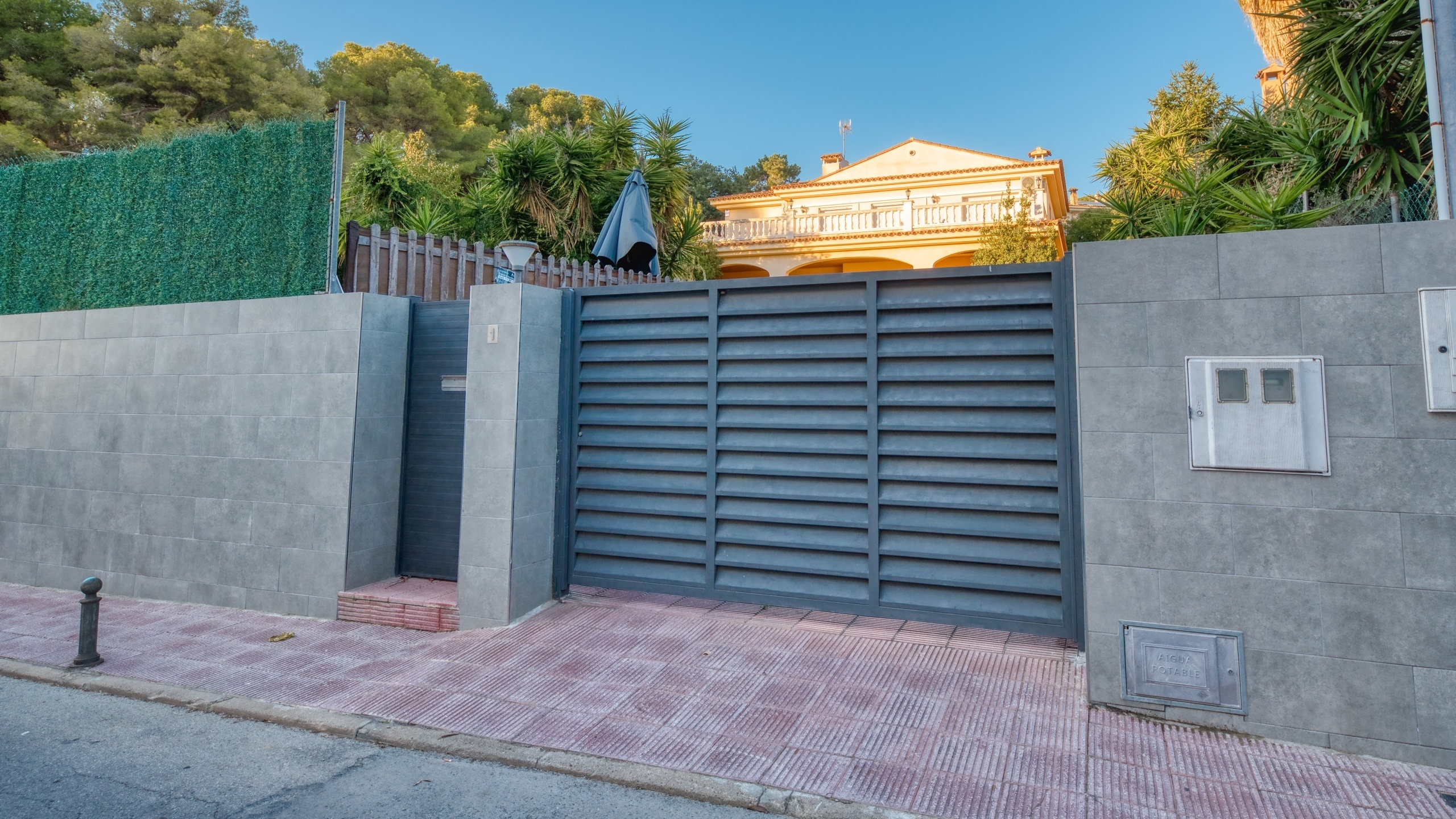 Holiday villas Costa Brava Spain - Villa Summertime - Street view arrival at property