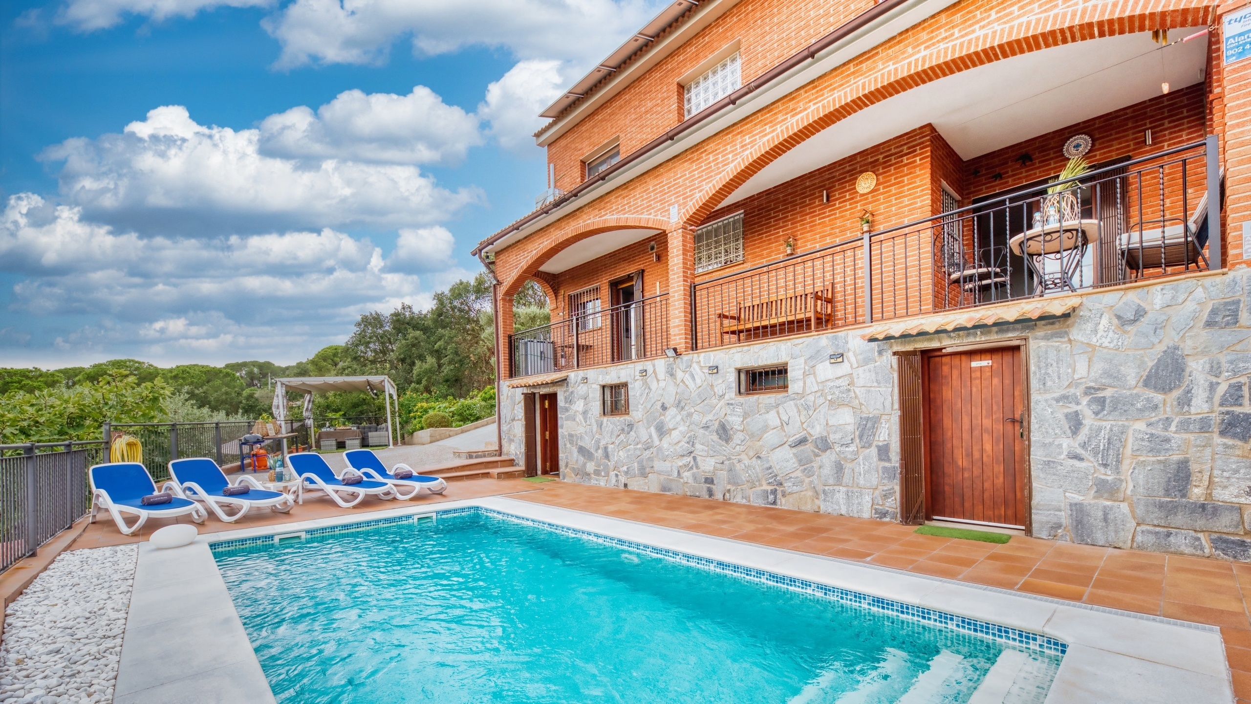Holiday villas Costa Brava Spain - Villa Verger - Sunbeds