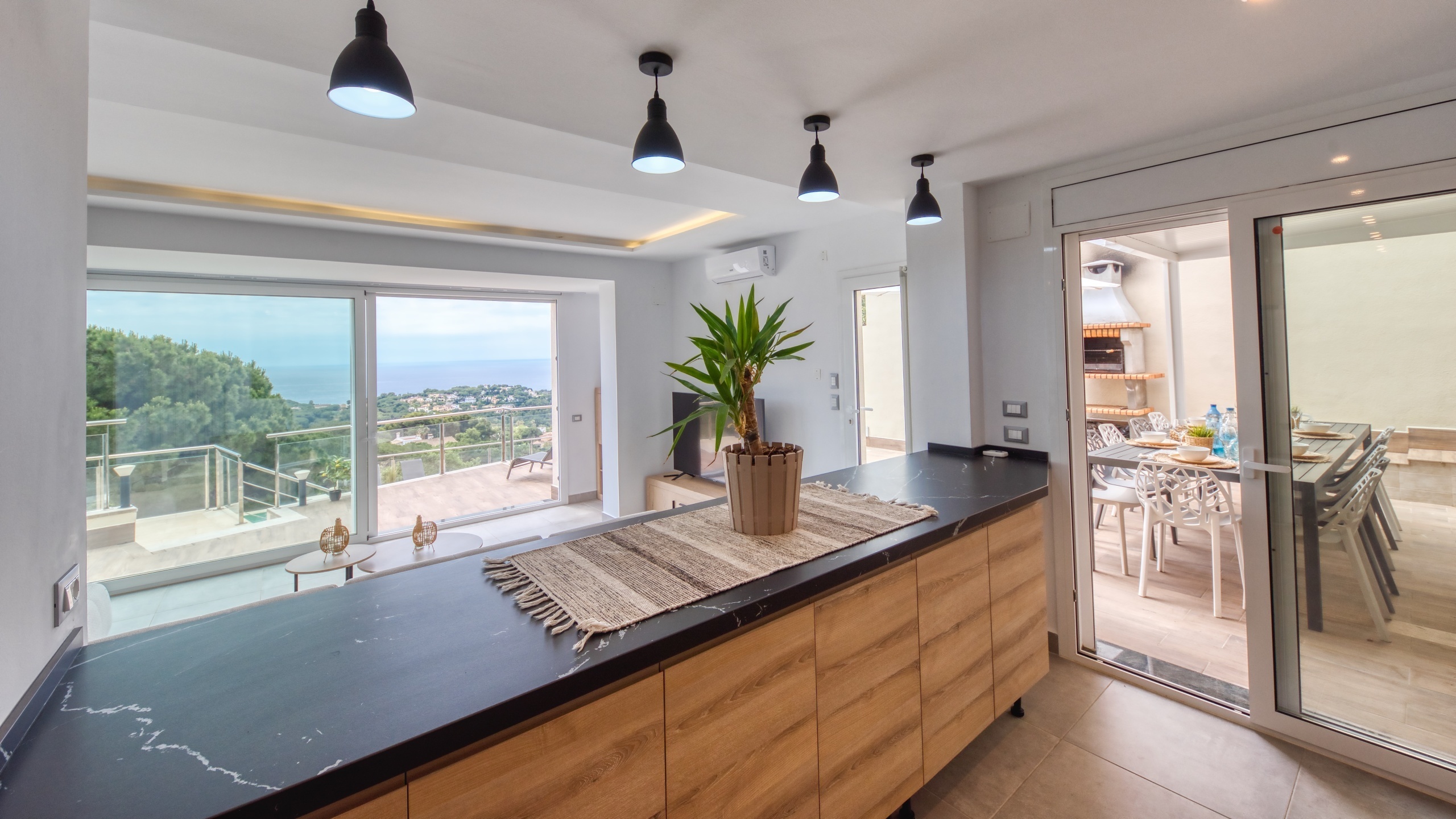 Holiday villas Costa Brava Spain - Villa BellaVista - Open plan kitchen