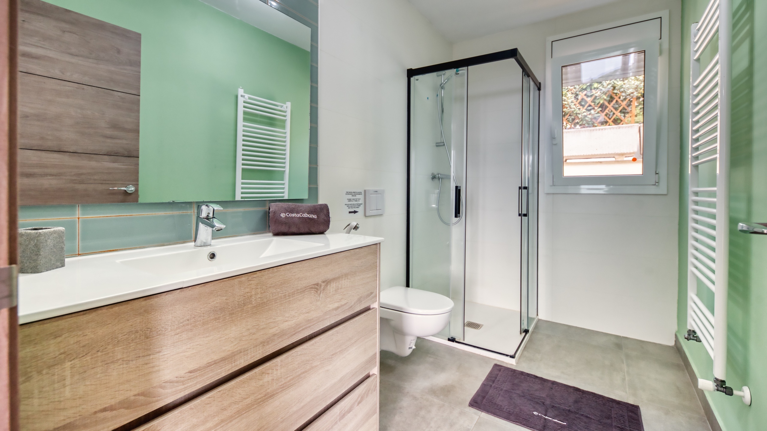 Holiday villas Costa Brava Spain - Villa BellaVista - En-suite bathroom 