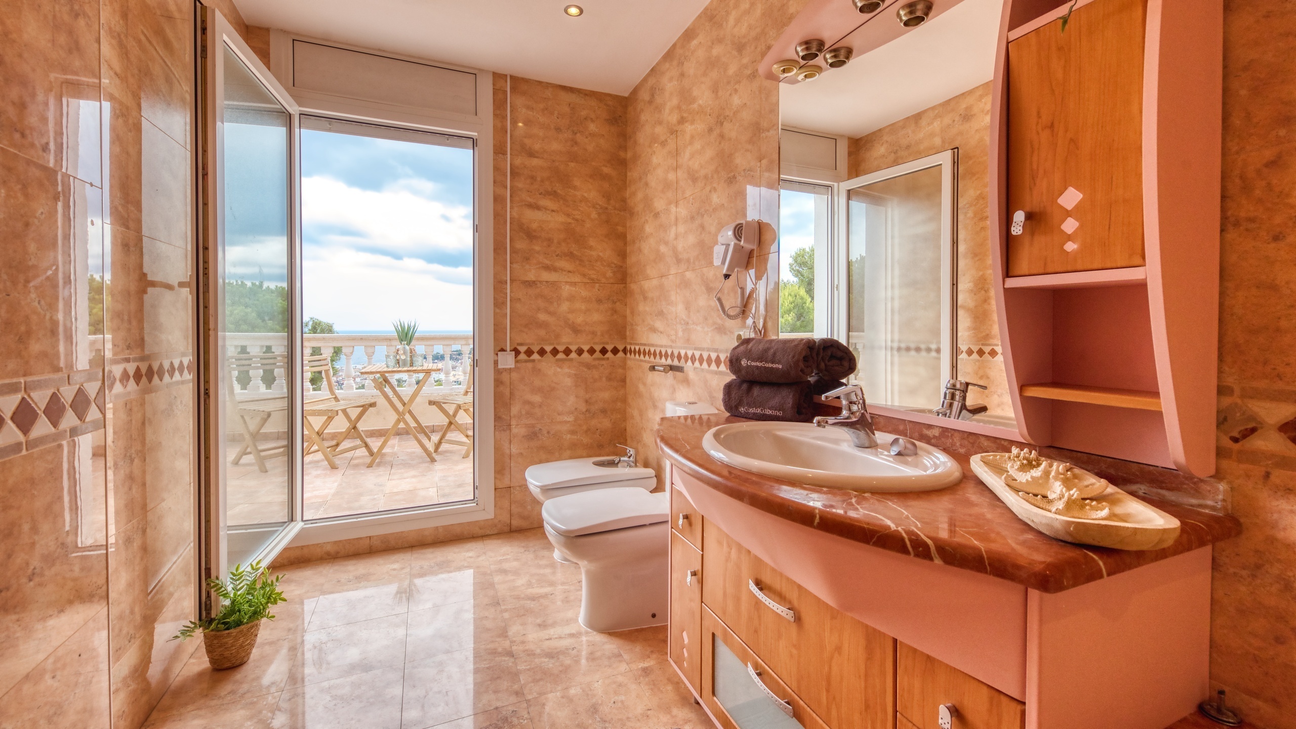 Holiday villas Costa Brava Spain - Villa Ibiza - En-suite bathroom 