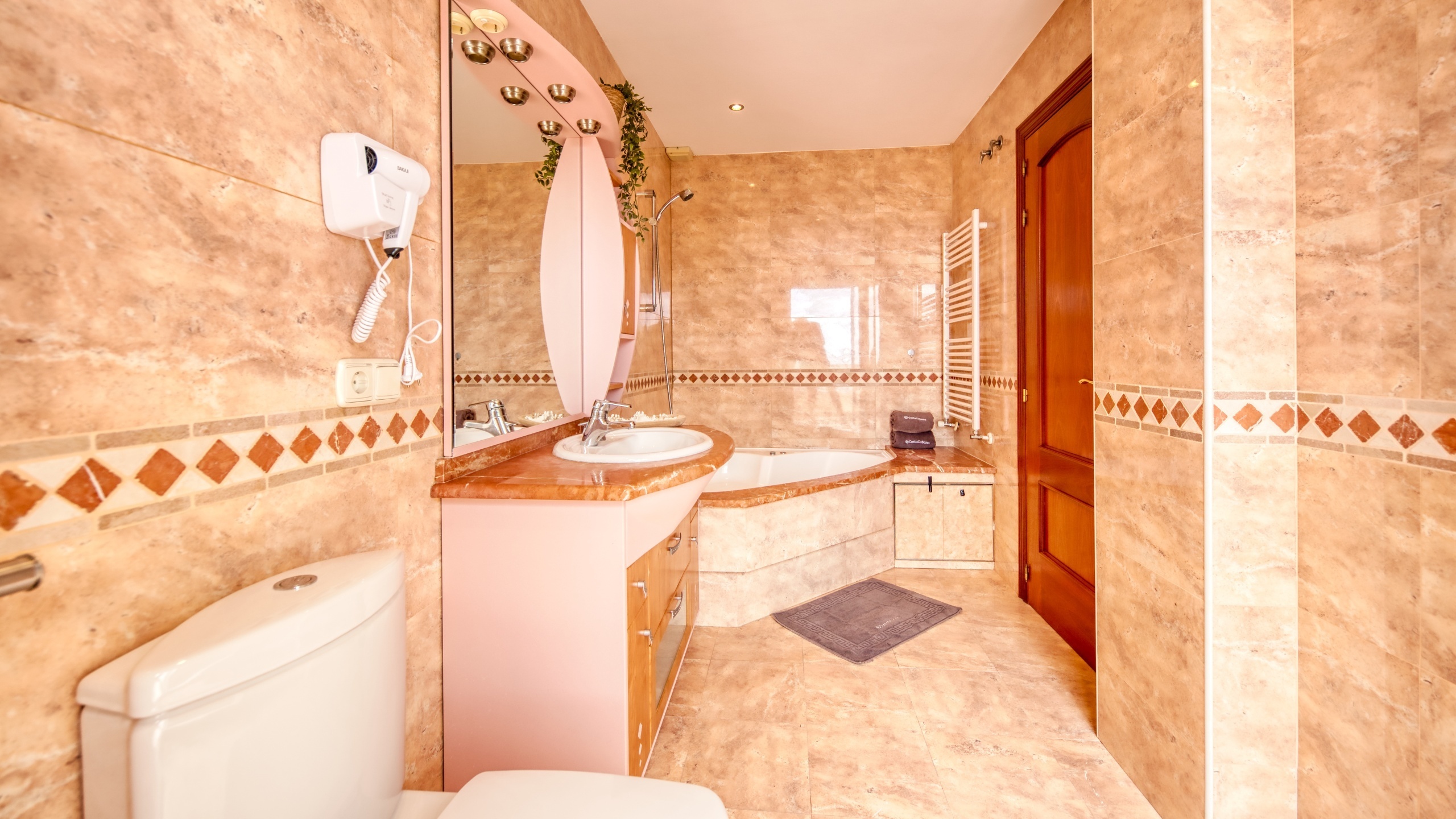Holiday villas Costa Brava Spain - Villa Ibiza - En-suite bathroom 