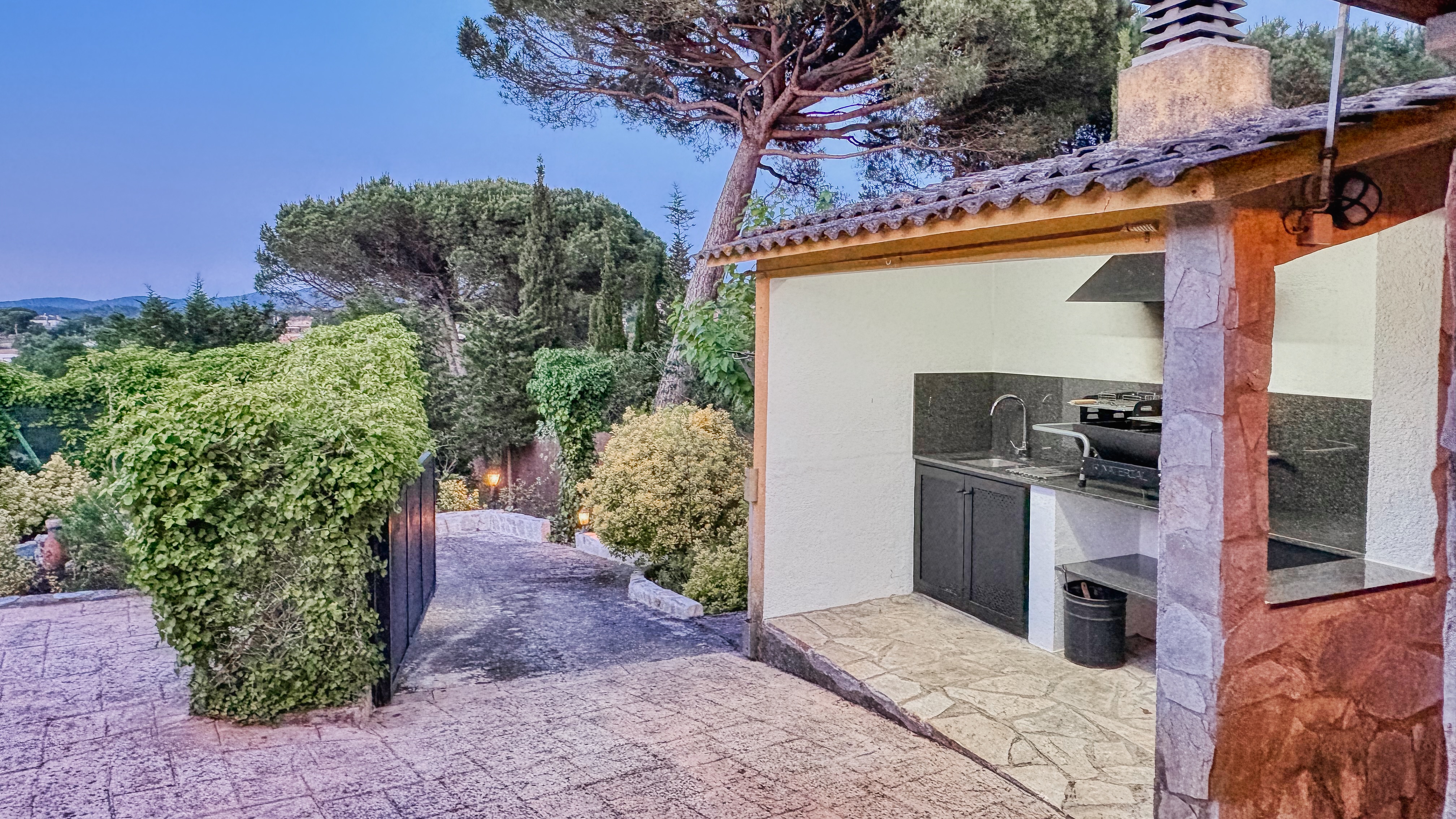 Holiday villas Costa Brava Spain - Villa Iako - BBQ Area