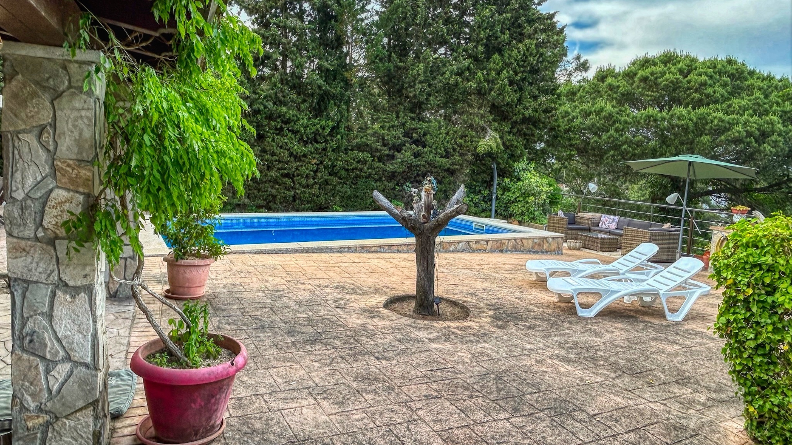 Holiday villas Costa Brava Spain - Villa Iako - Sunbeds