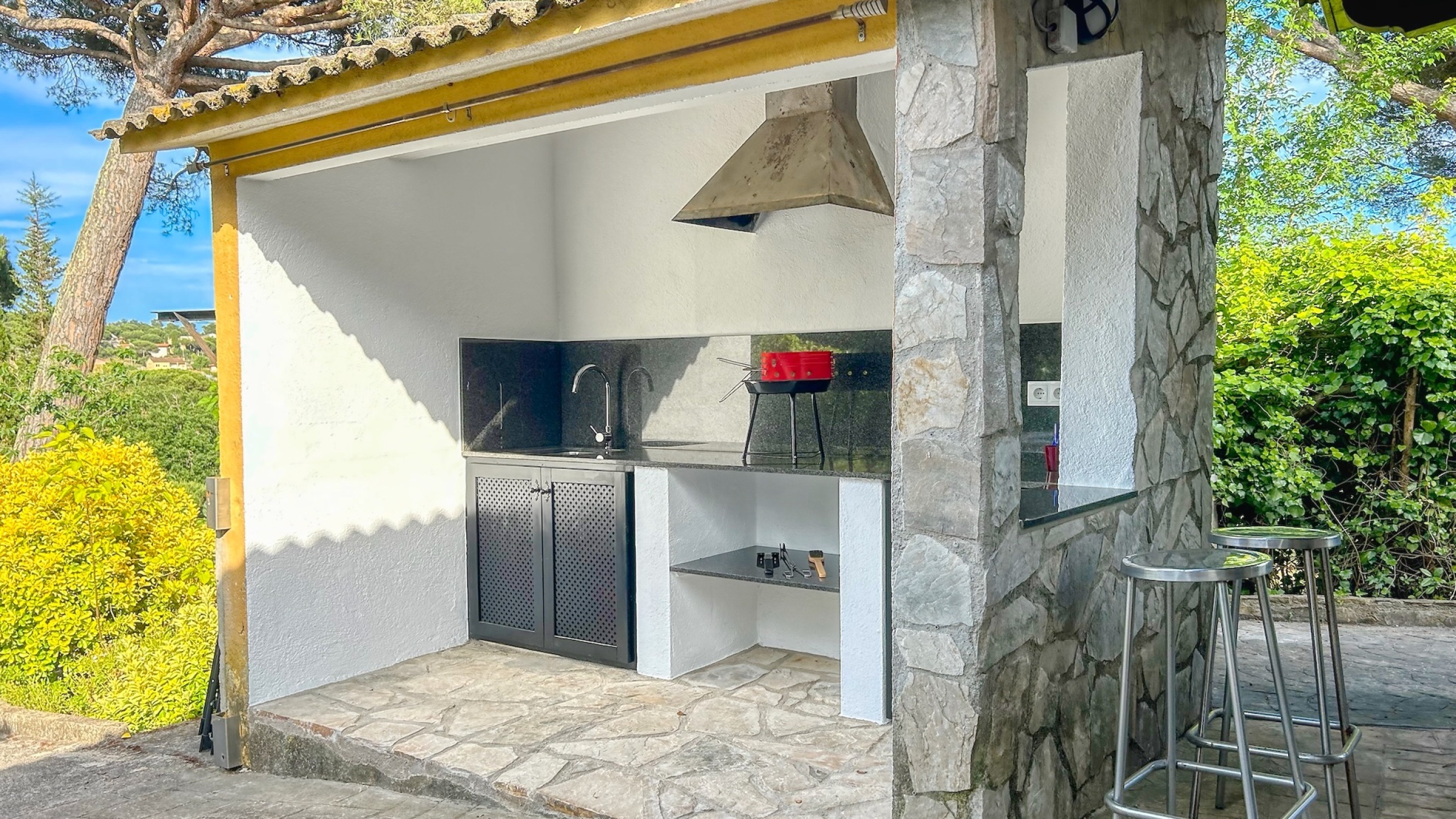 Holiday villas Costa Brava Spain - Villa Iako - BBQ Area