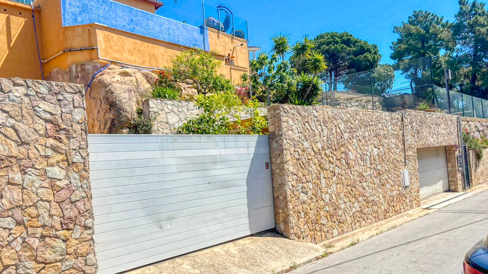 Holiday villas Costa Brava Spain - Villa VistaMar - Street view arrival at property